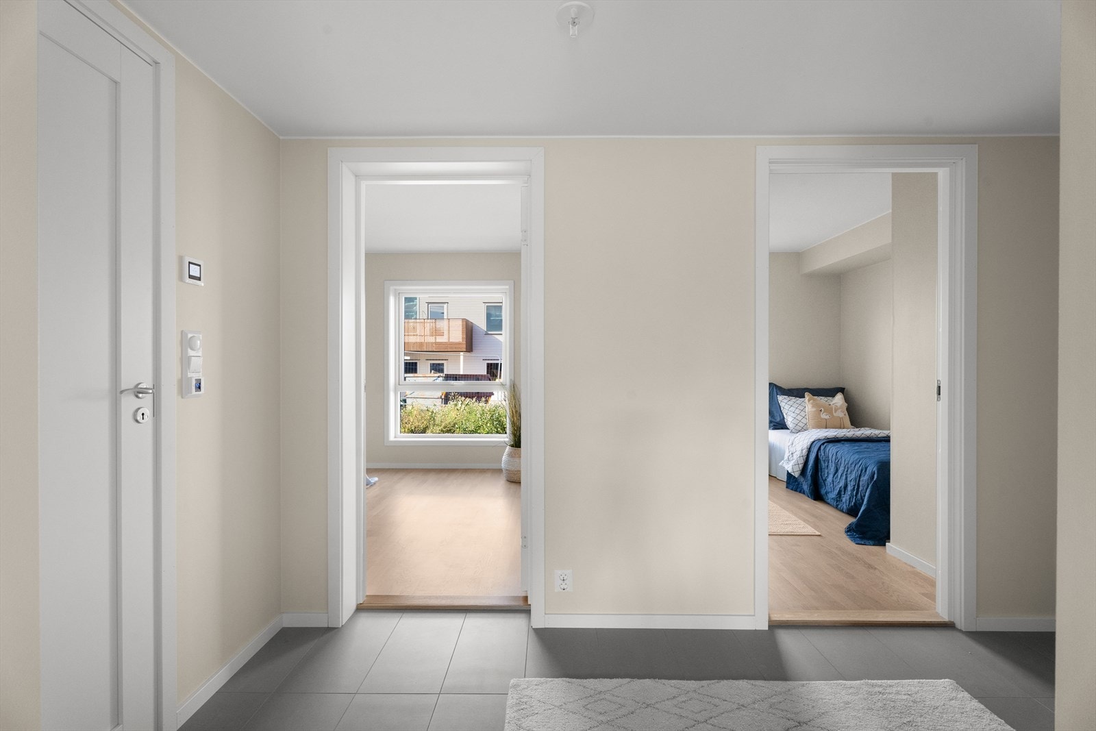 Leilighetens to soverom har adkomst fra entré Galleribilde