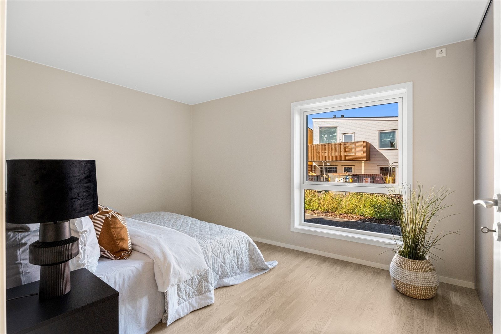 Hovedsoverom har god størrelse og plassbygget skyvedørsgarderobe Galleribilde