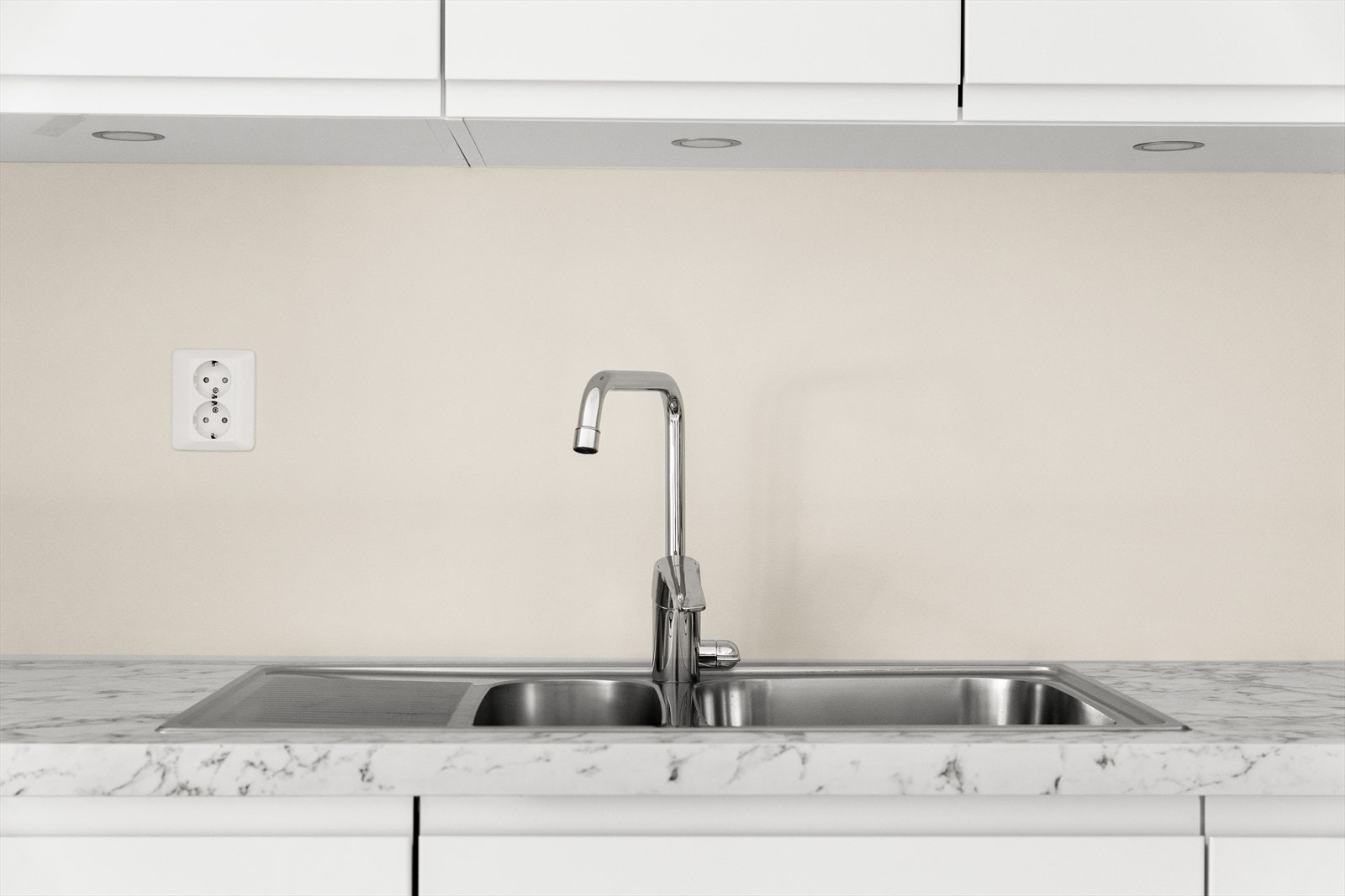 Det er innfelt downlight under overskap for en god belysning ned på kjøkkenbenken. Galleribilde