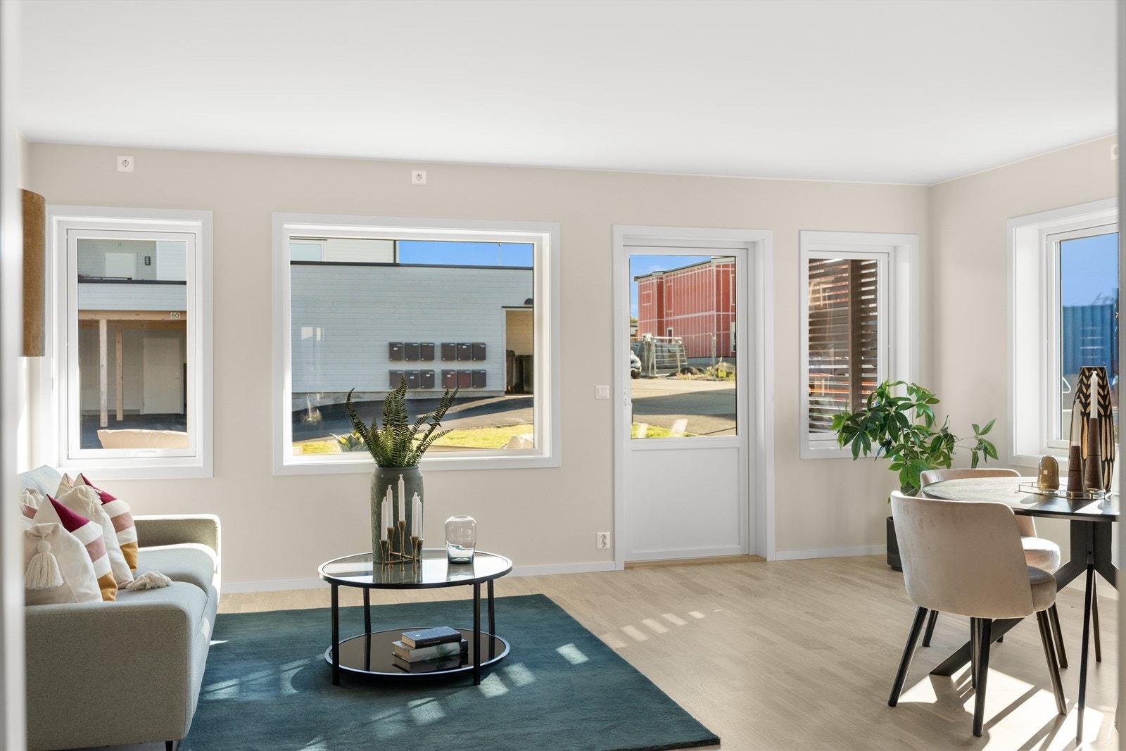 Gode vindusflater for rikt dagslys inn i rommet. Utgang til terrasse på ca. 21 kvm Galleribilde