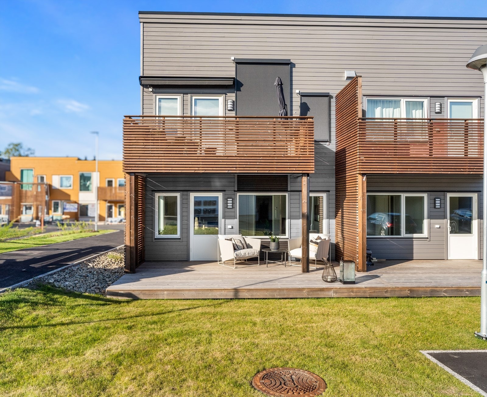 Her bor du i attraktivt og rolig boområde med kort avstand til det meste av daglige fasiliteter Galleribilde