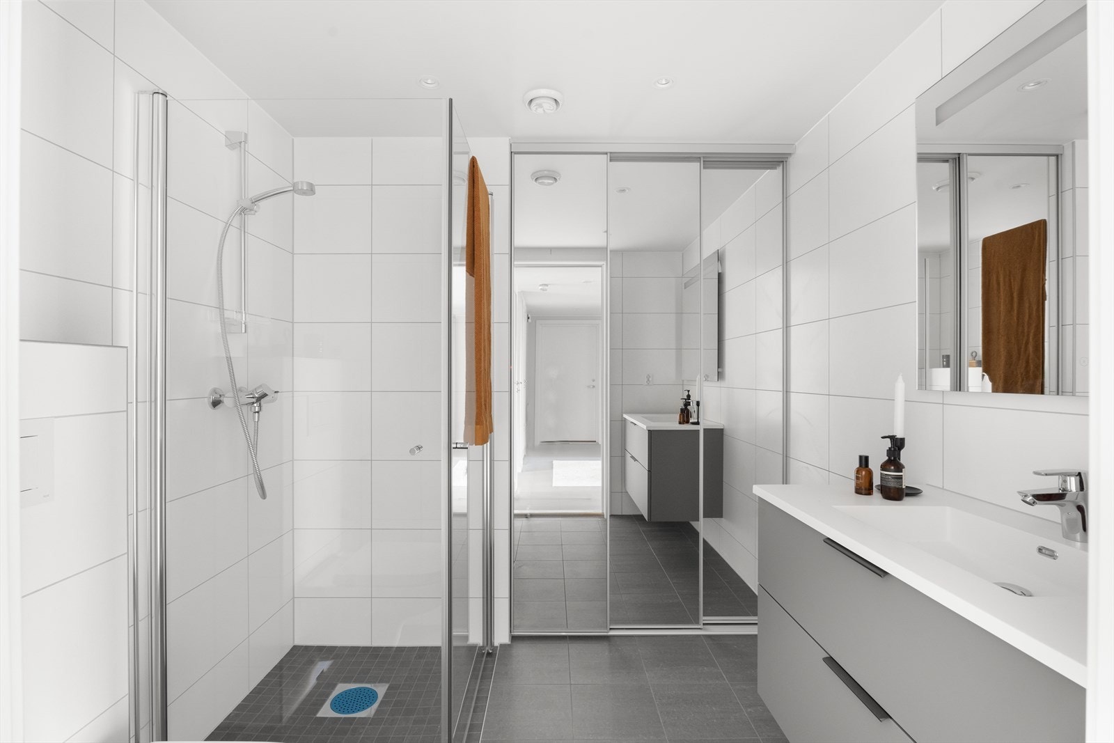 Øvrig er rommet innredet med vegghengt toalett, dusjhjørne med innfellbare dusjdører. Det er led-downlight i himling på bad med dimming Galleribilde