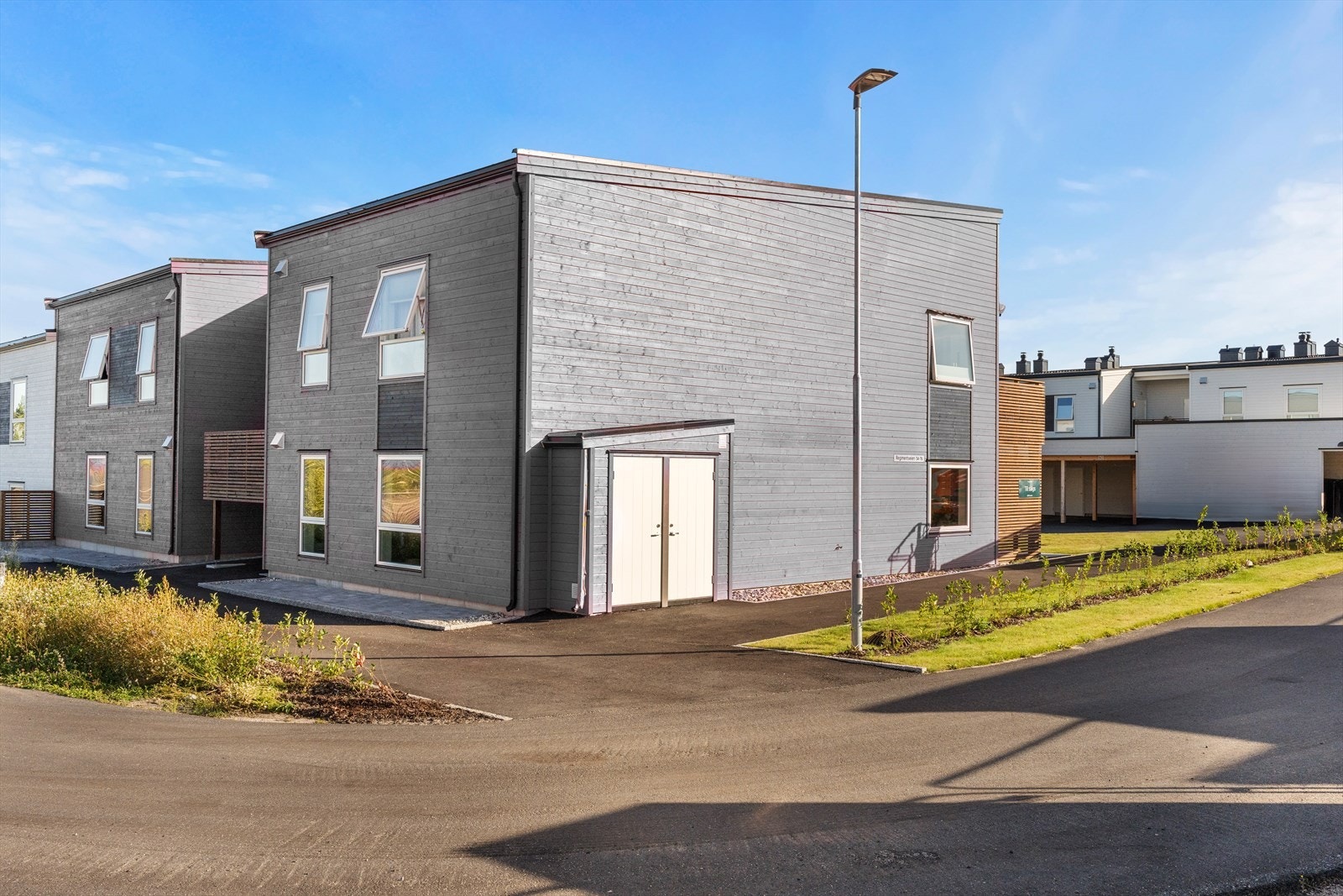 Fellesområdene er pent opparbeidet med plen, hekk og asfalterte internveier. Galleribilde