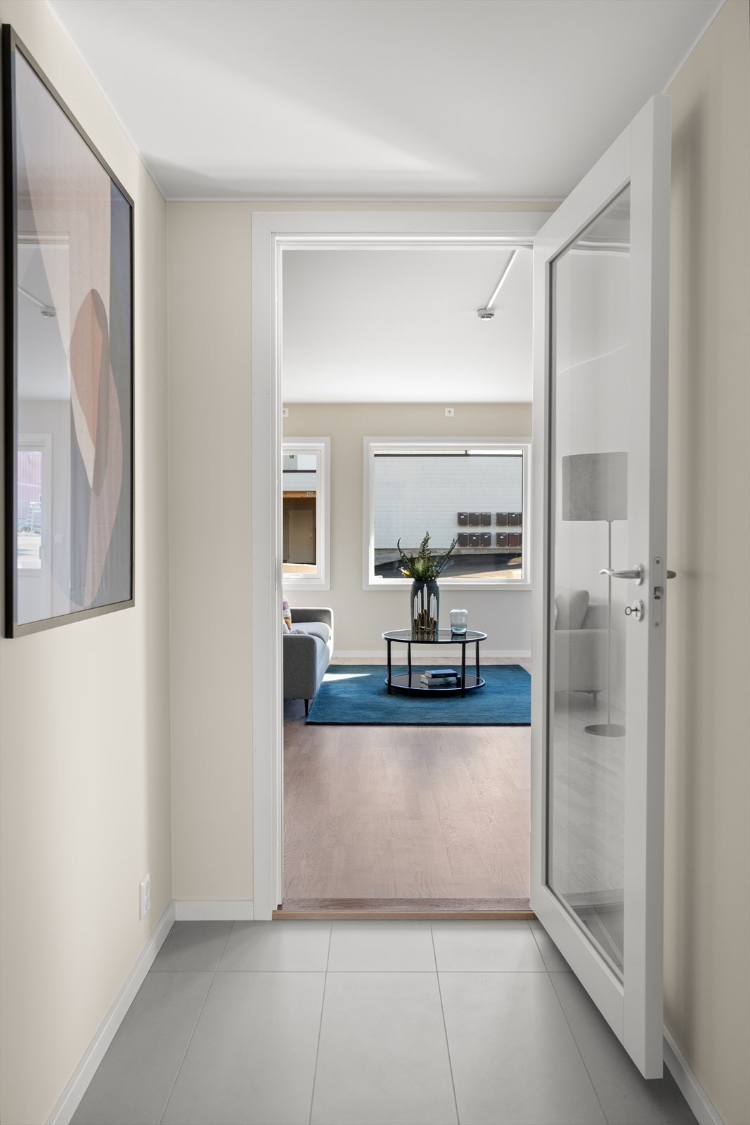 Via glassdør kommer du inn i en herlig lys stue! Galleribilde