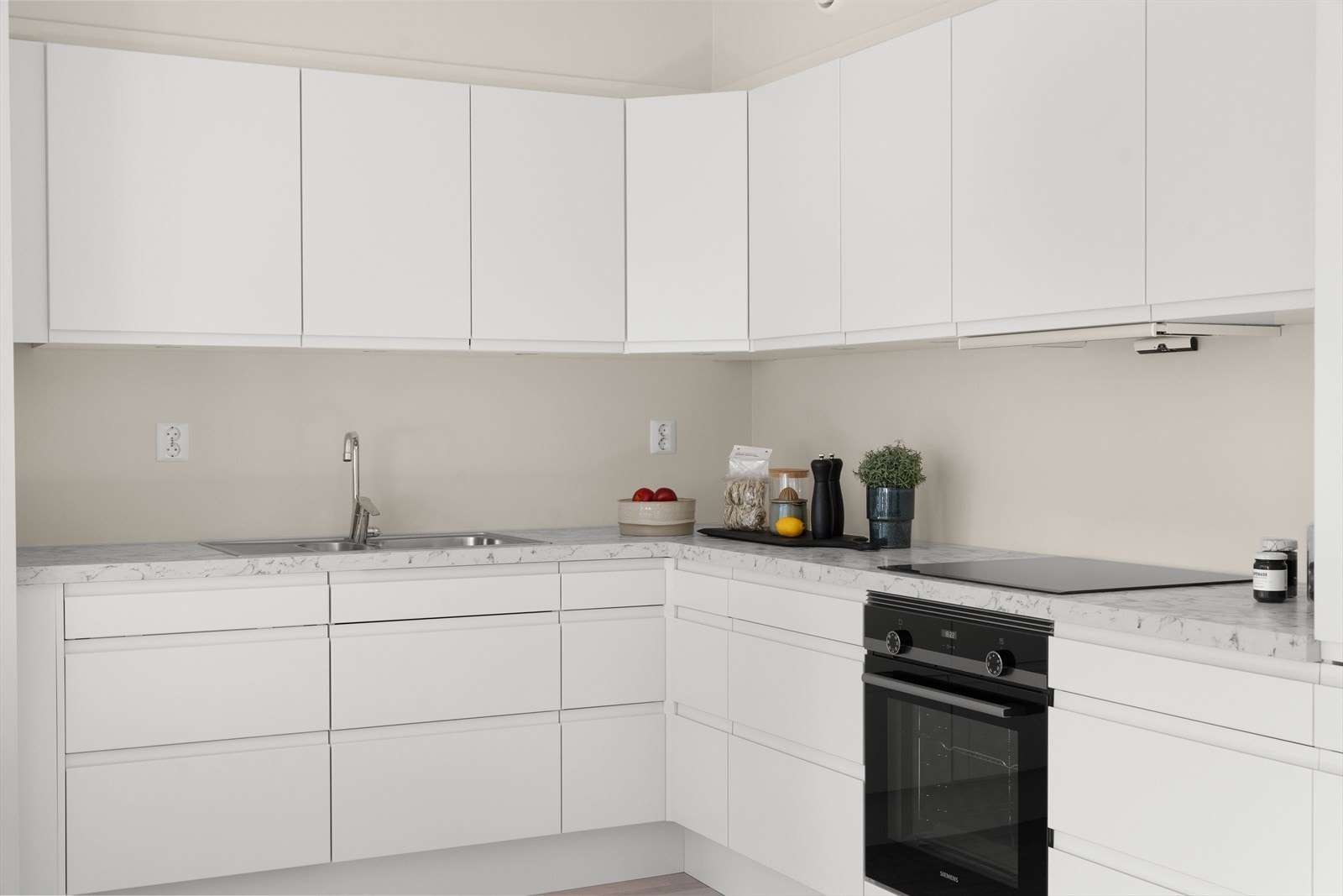 Det er montert komfyrvakt og elektronisk waterstopfunksjon under benk. Galleribilde