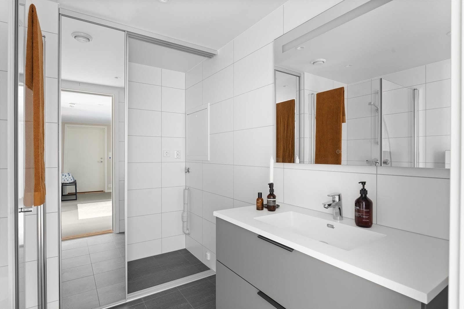 Egen vaskeromssone bak speillagte skyvedører, her er opplegg for vaskemaskin og varmtvannsbereder. Galleribilde