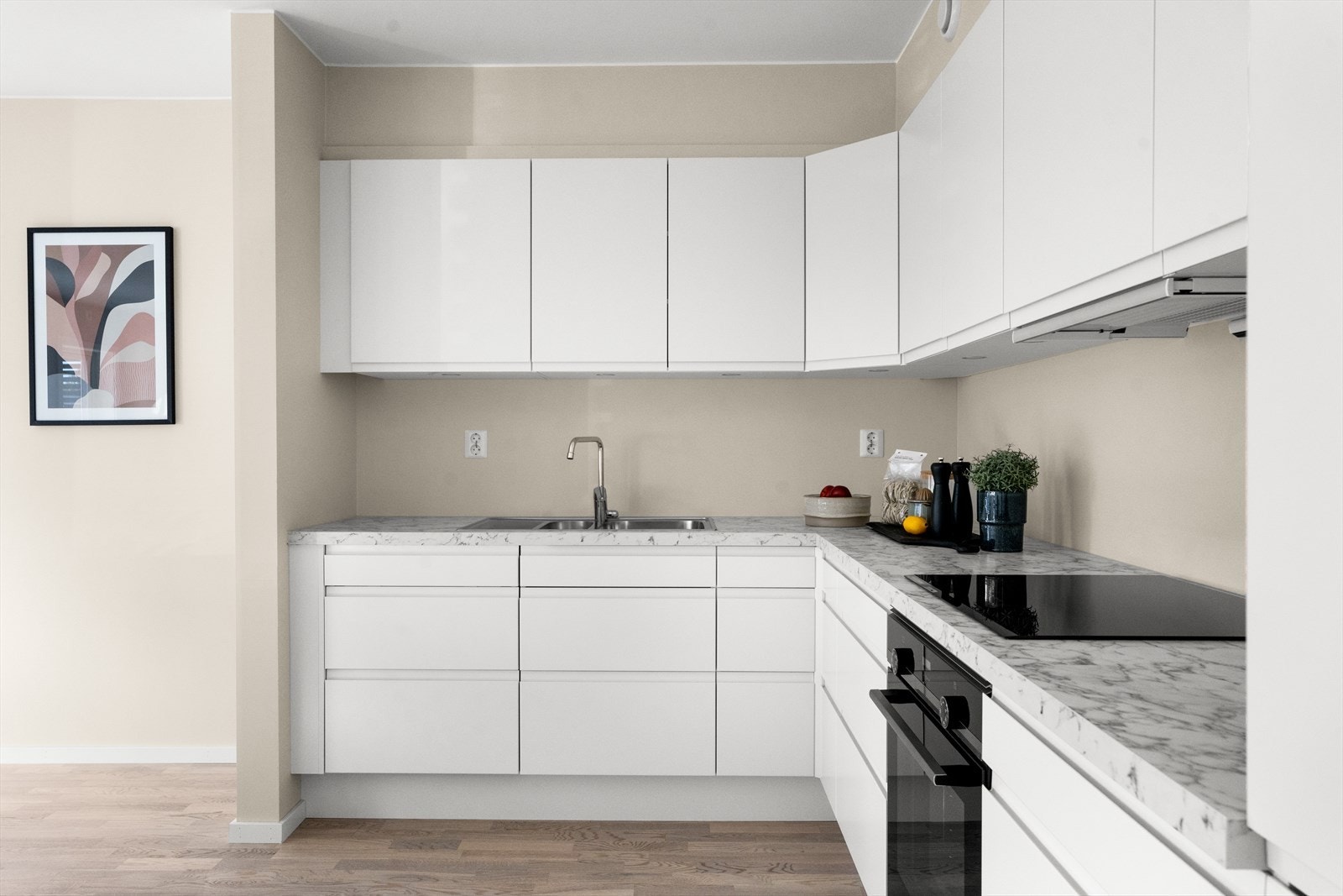 Alle hvitevarer er integrert, som oppvaskmaskin, komfyr med platetopp og kombi kjøl-/fryseskap. Galleribilde