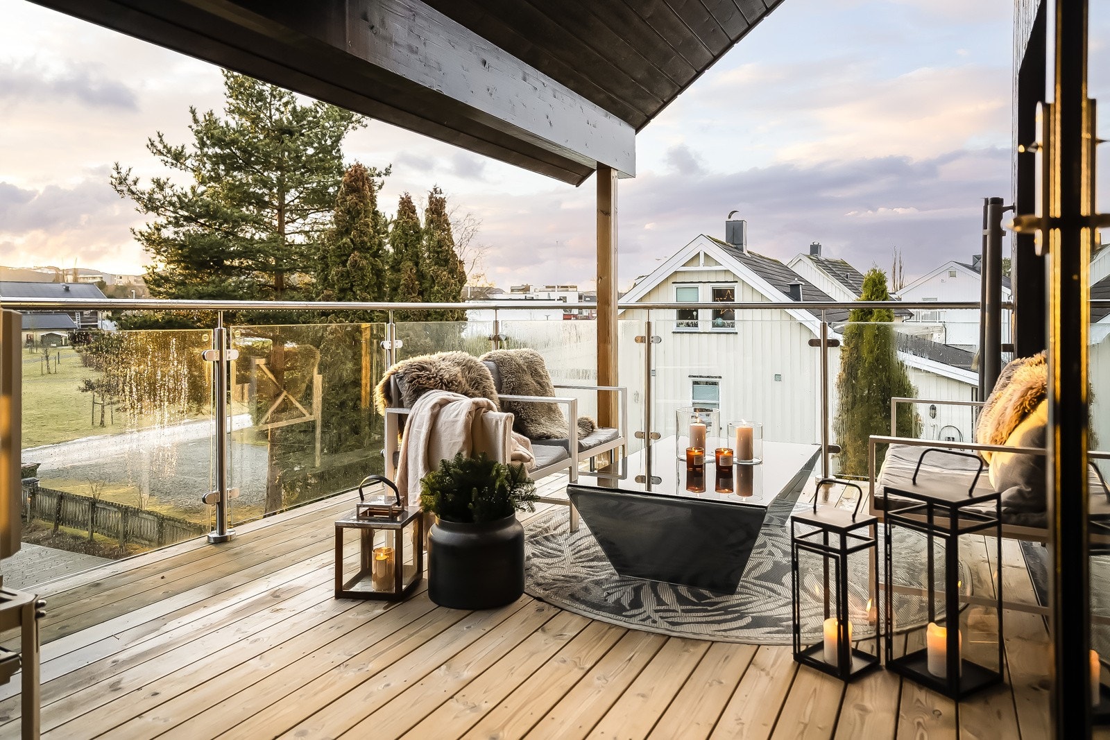 Verandaen er sørvestvendt og har godt med plass til utemøblement Galleribilde