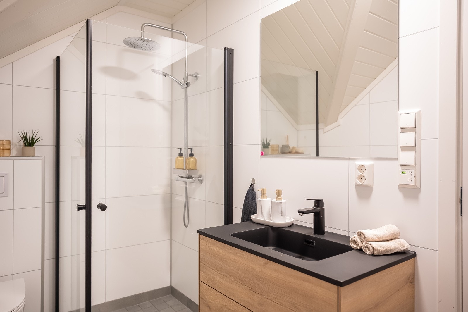 Flott bad med alt av nødvendig utstyr. Flislagt gulv med varmekabler Galleribilde