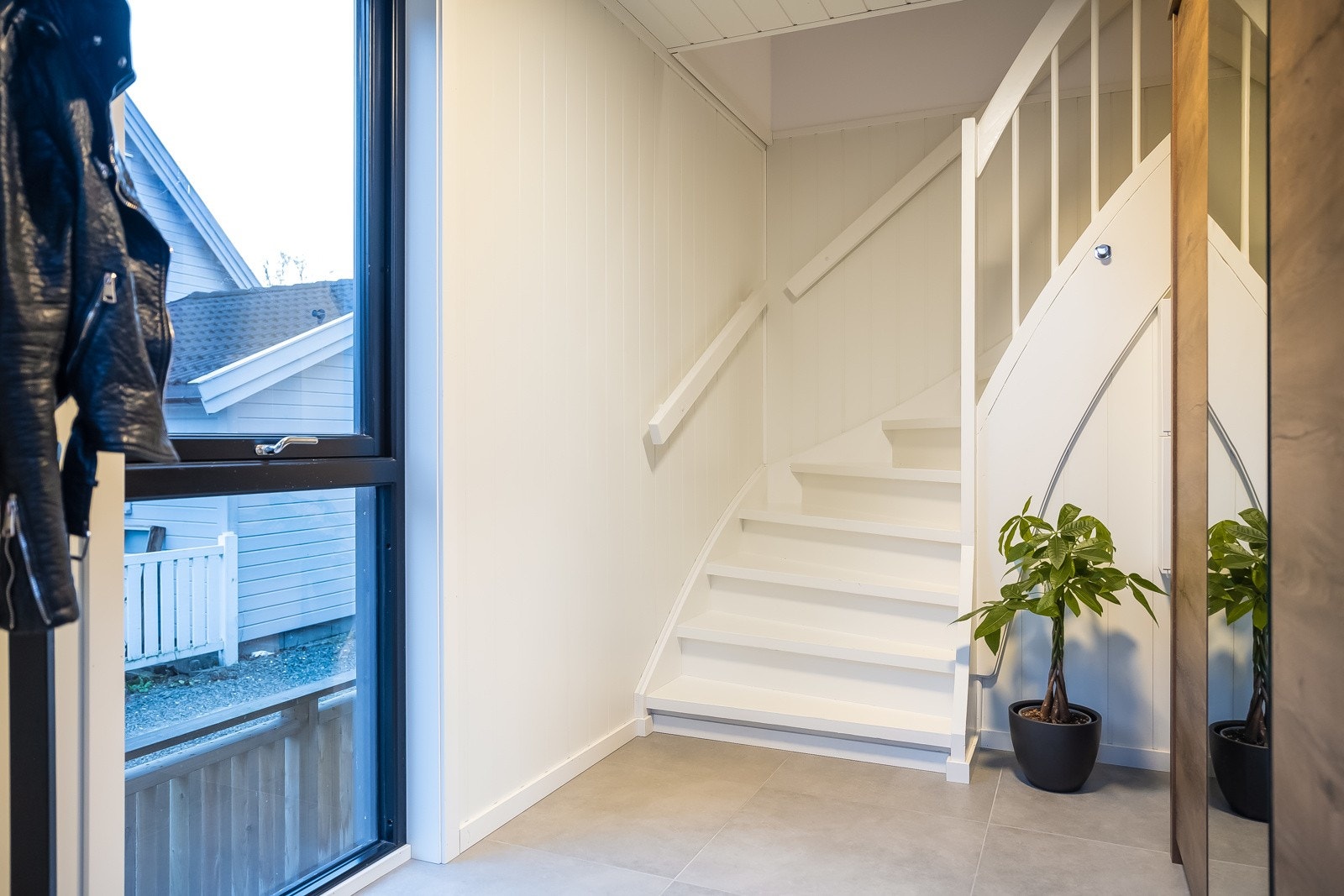 Entreen er i 1. etasje, og her er det flislagt gulv med varmekabler Galleribilde