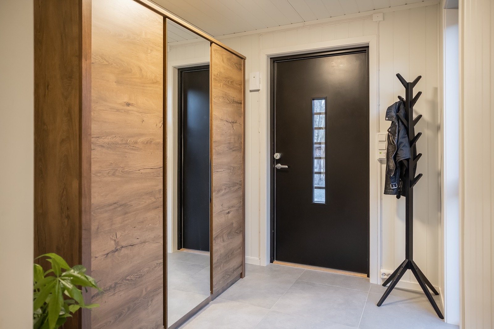 God plass til yttertøy og sko, samt etablert en praktisk garderobeløsning Galleribilde