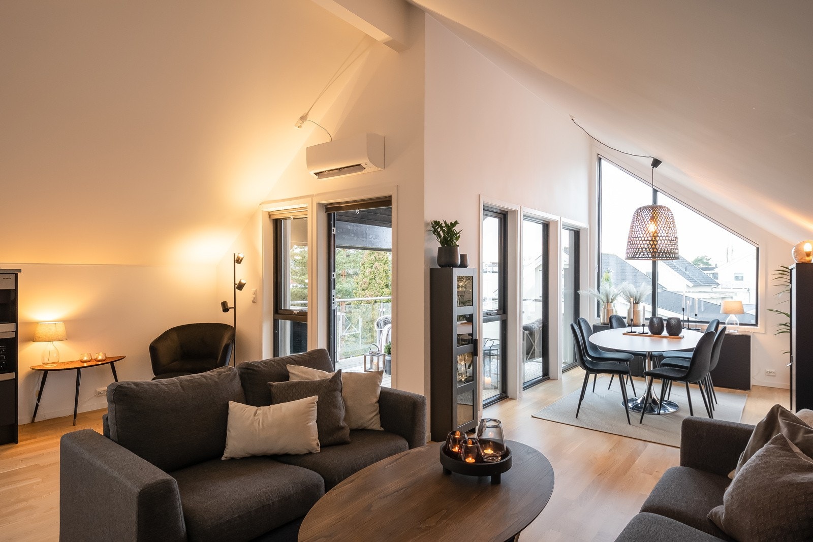 Ekstra takhøyde i stuen gir boligen et moderne særpreg Galleribilde