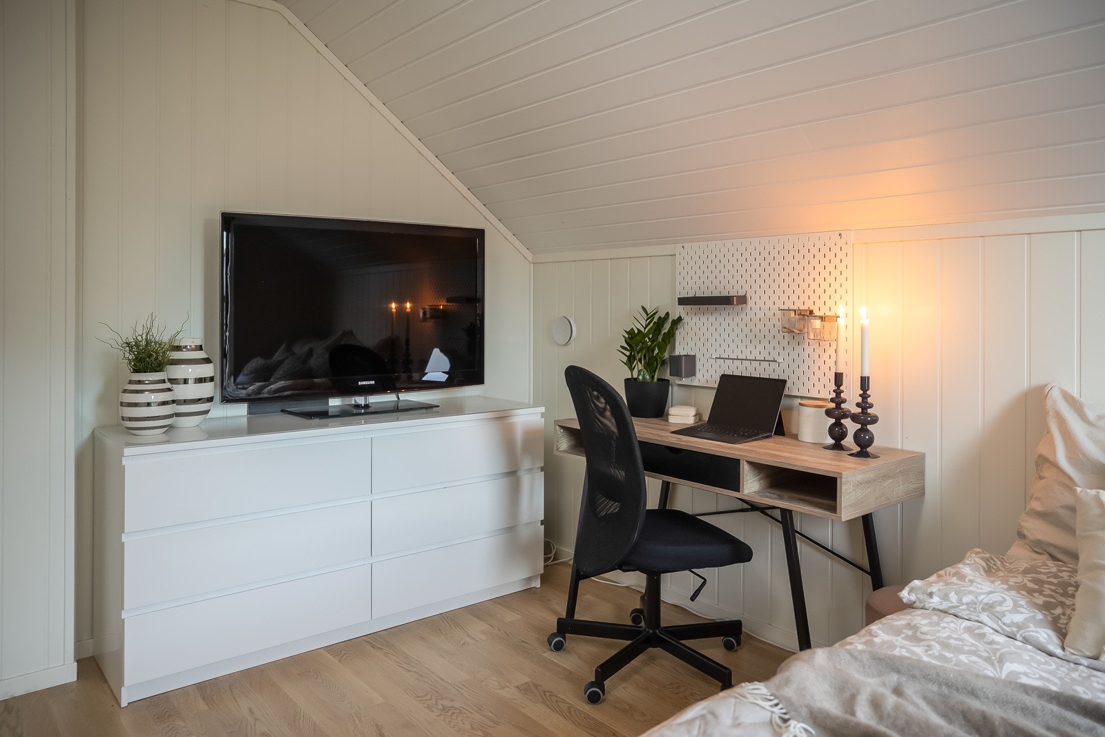 Begge soverommene har god plass til seng av ønsket størrelse samt garderobeløsninger Galleribilde