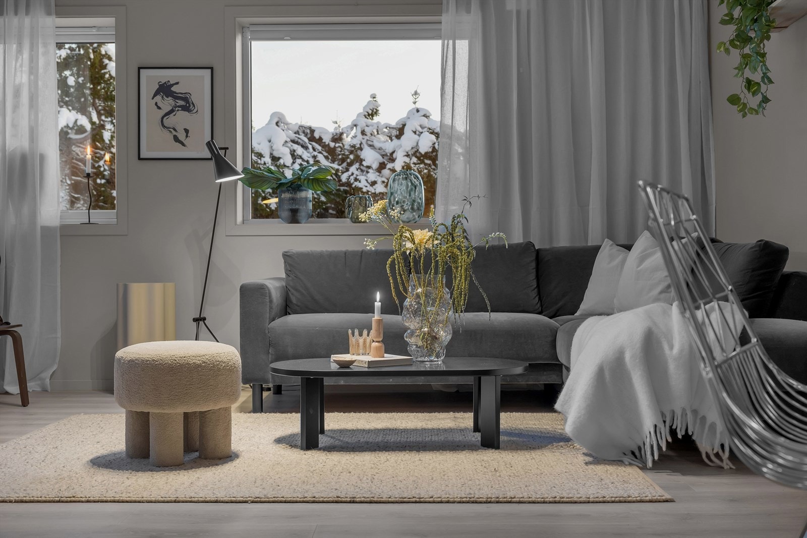 Flerer store vinduer som gir mye naturlig lys Galleribilde