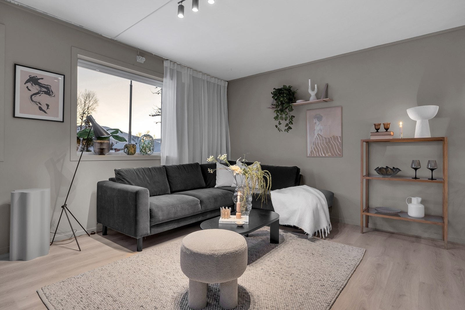 God plass til ønsket stuemøblement Galleribilde