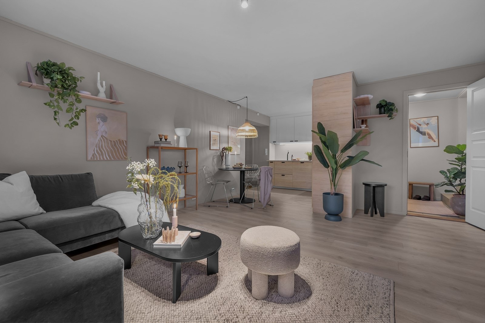 Stuen byr på en fin planløsning med flere møbleringsmuligheter Galleribilde
