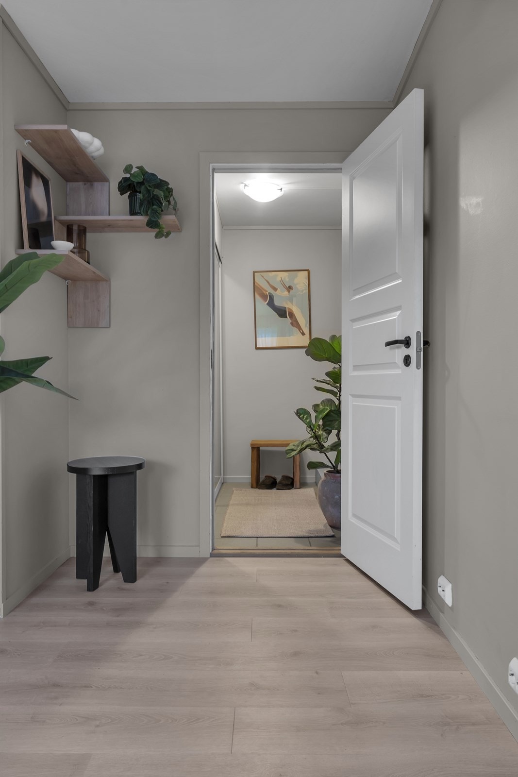 Flislagt inngangsparti med skyvedørsgarderobe Galleribilde
