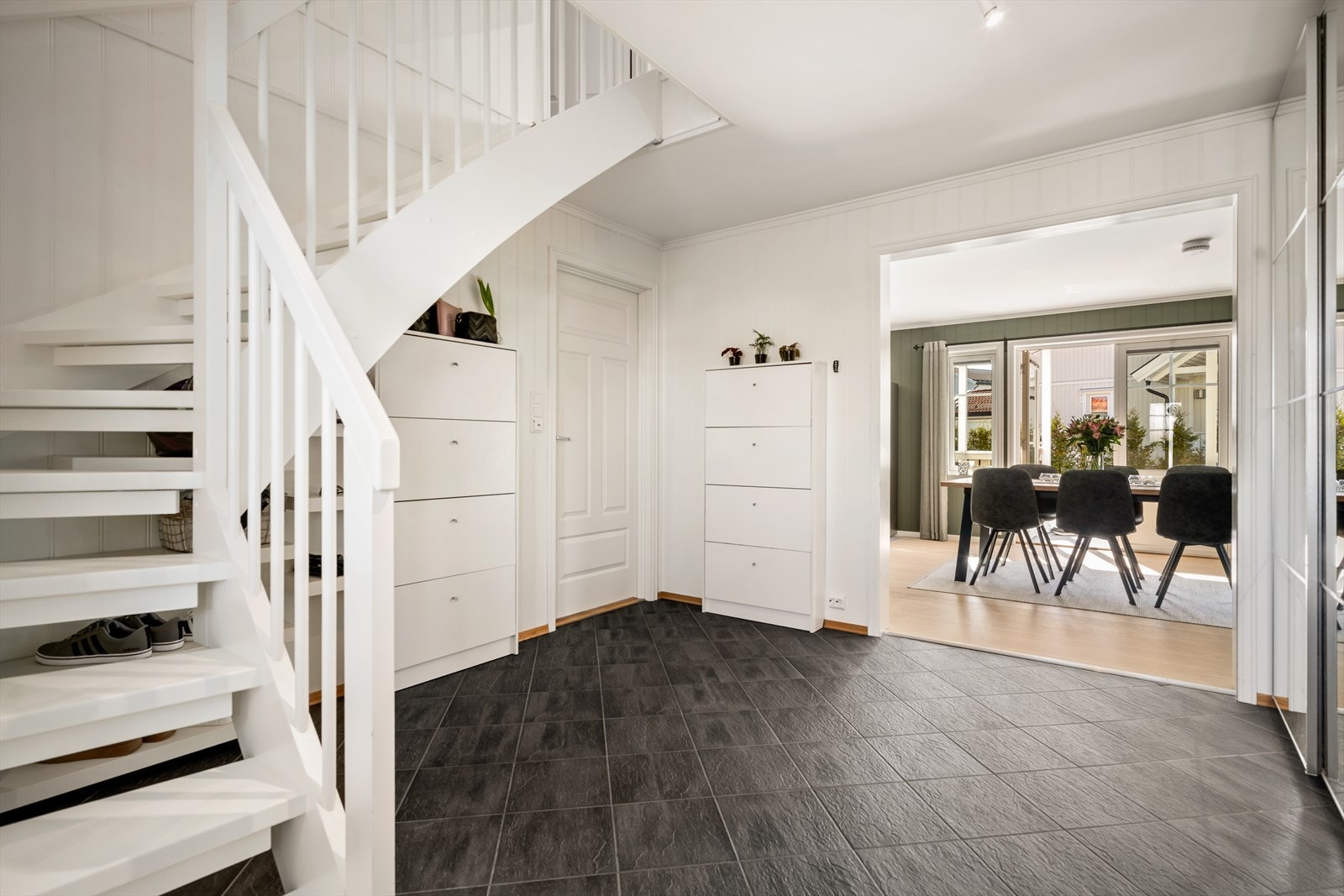 Mellom etasjene er det hvit trapp med åpne trinn. Galleribilde