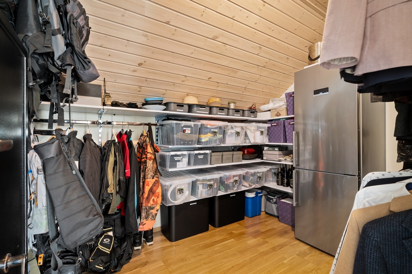 Praktisk bod innredet med hyller og heng. Galleribilde