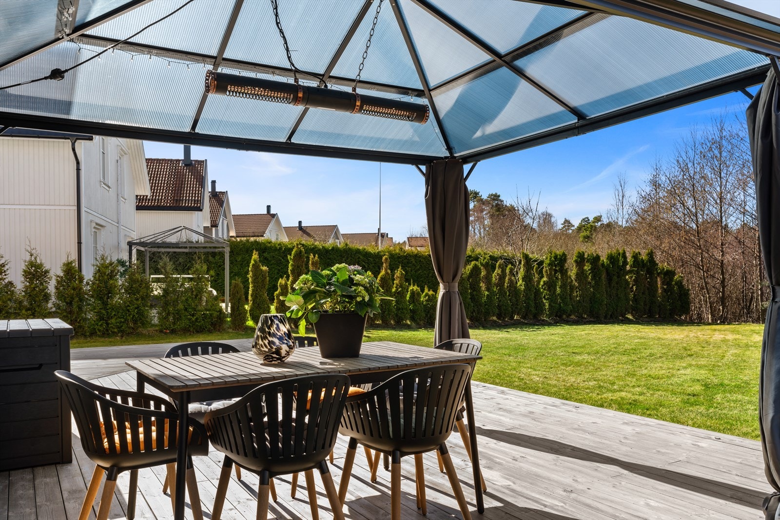 Terasse med tredekke og helårs pergola- tak som verner mot sol og regn. Galleribilde