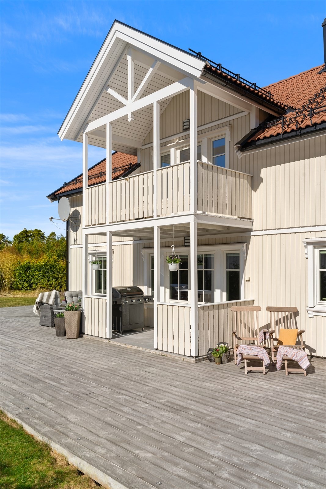 Herlige solrike uteplasser med god plass til både solsenger og loungegruppe. Galleribilde