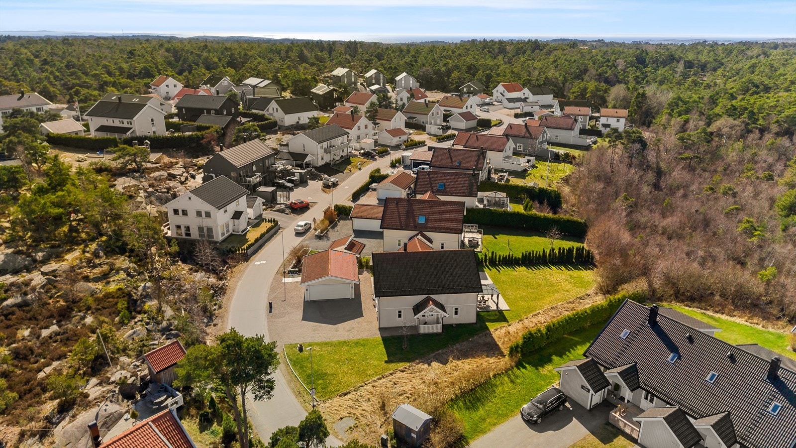 Moderne og innholdsrik enebolig, perfekt tilpasset barnefamilier. Galleribilde
