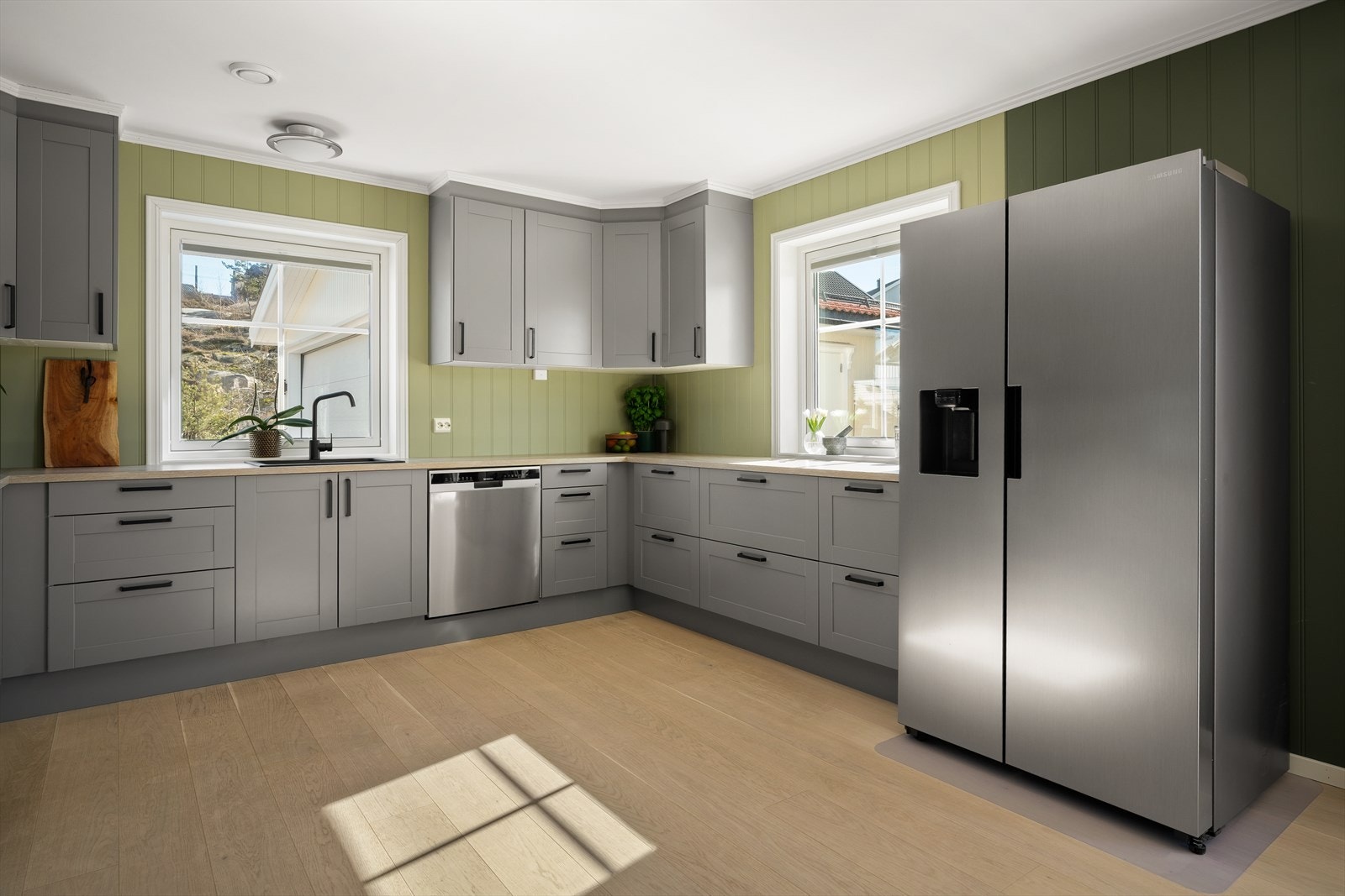 Innredningen består av profilerte fronter og laminat benkeplate med underlimt oppvaskkum. Galleribilde