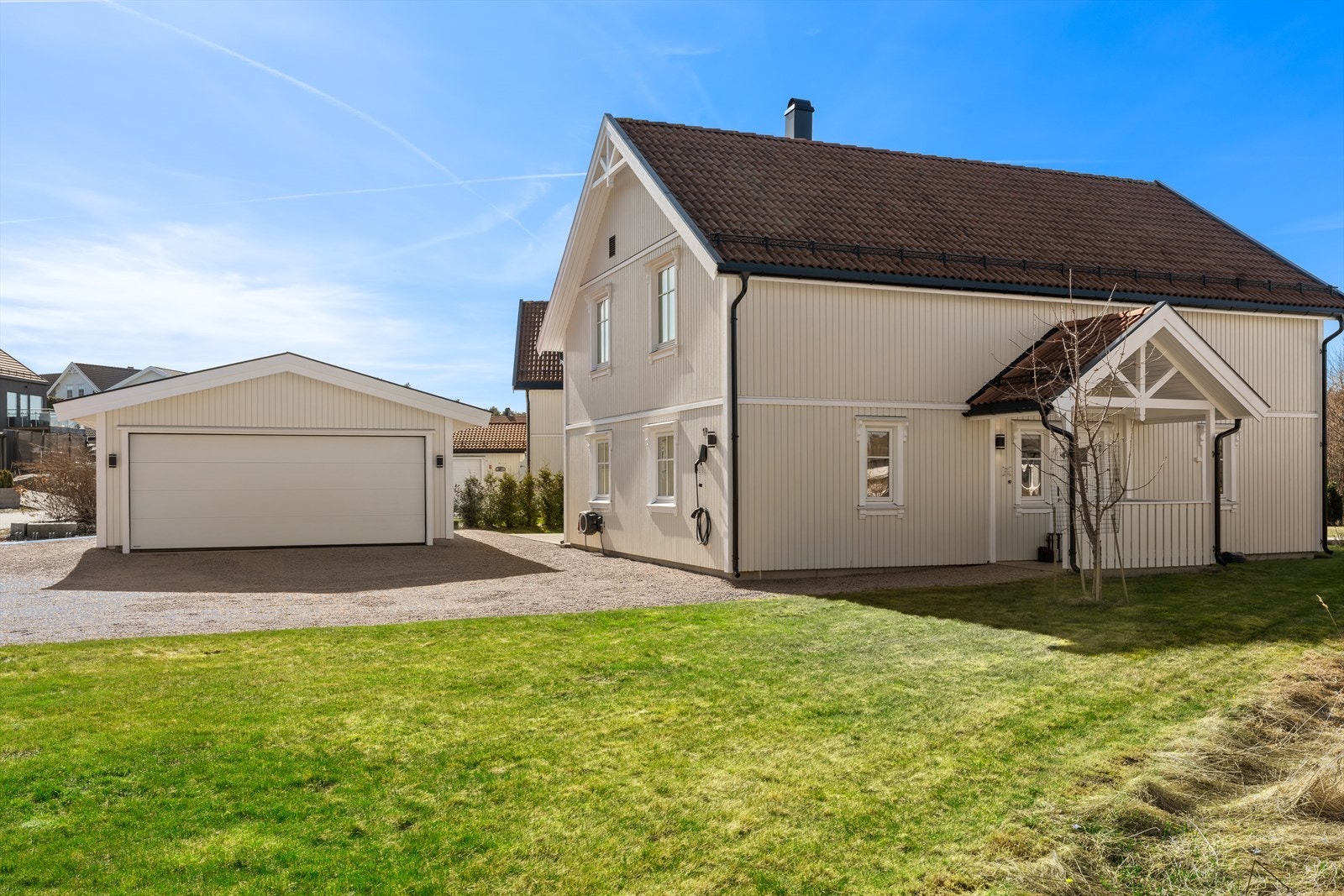 Eiendommen er beliggende i et veletablert og populært boligområde, nærhet til sjøen. Galleribilde