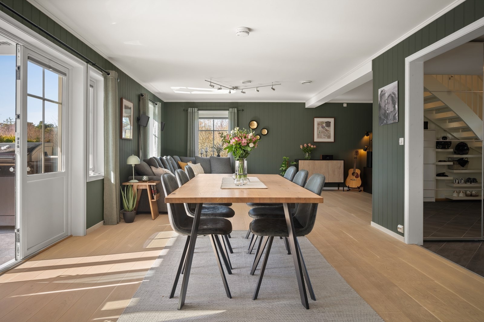 Lekker og moderne bolig med smarte løsninger og høy kvalitet i materialvalg og innredninger. Galleribilde