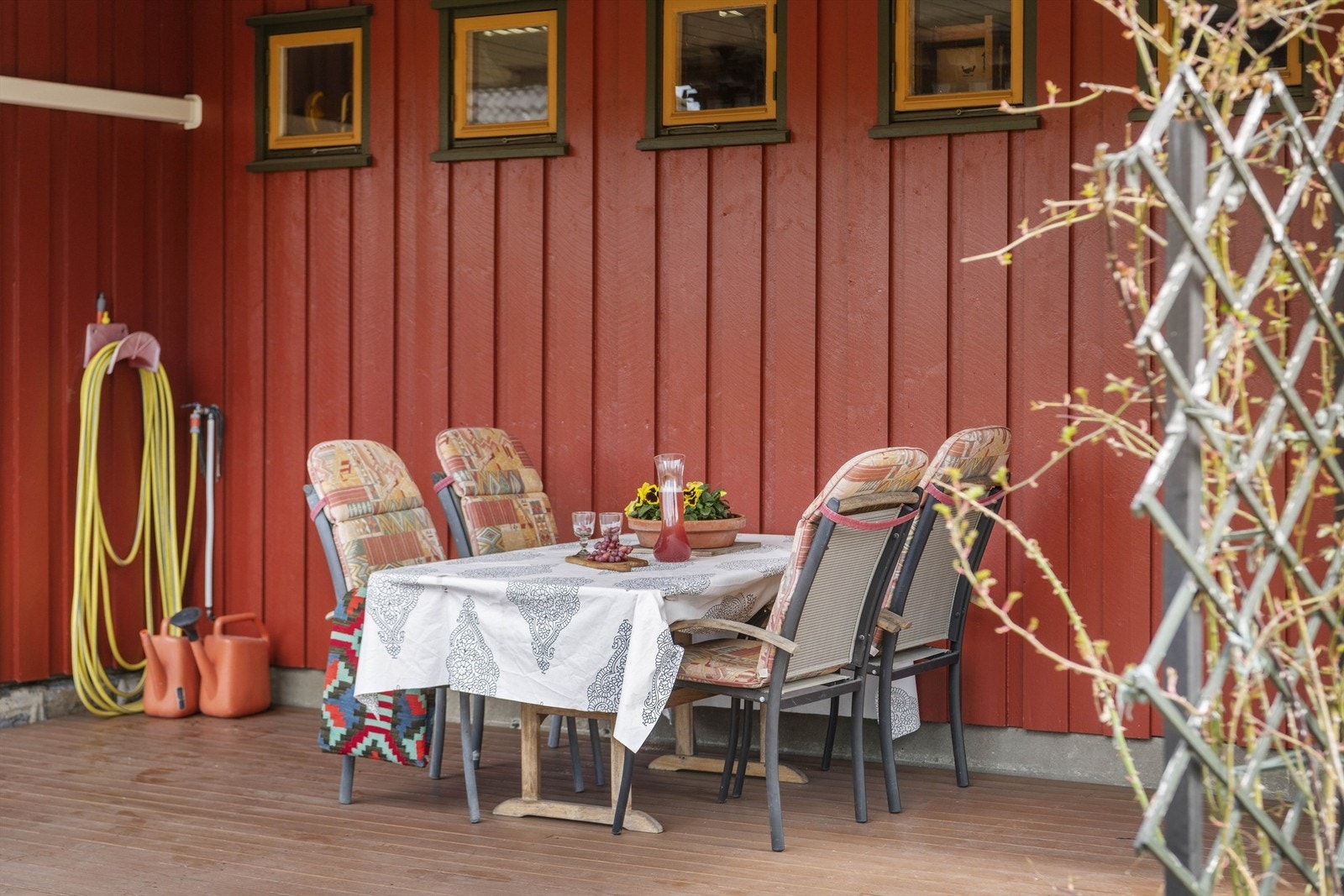 Koselig dels overbygd uteplass. Galleribilde