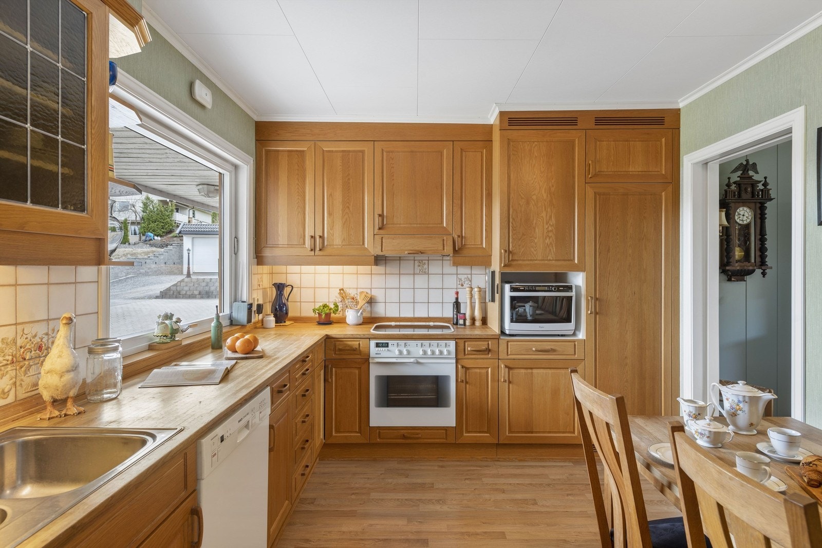 Det er plass til spisebord på kjøkkenet. Galleribilde