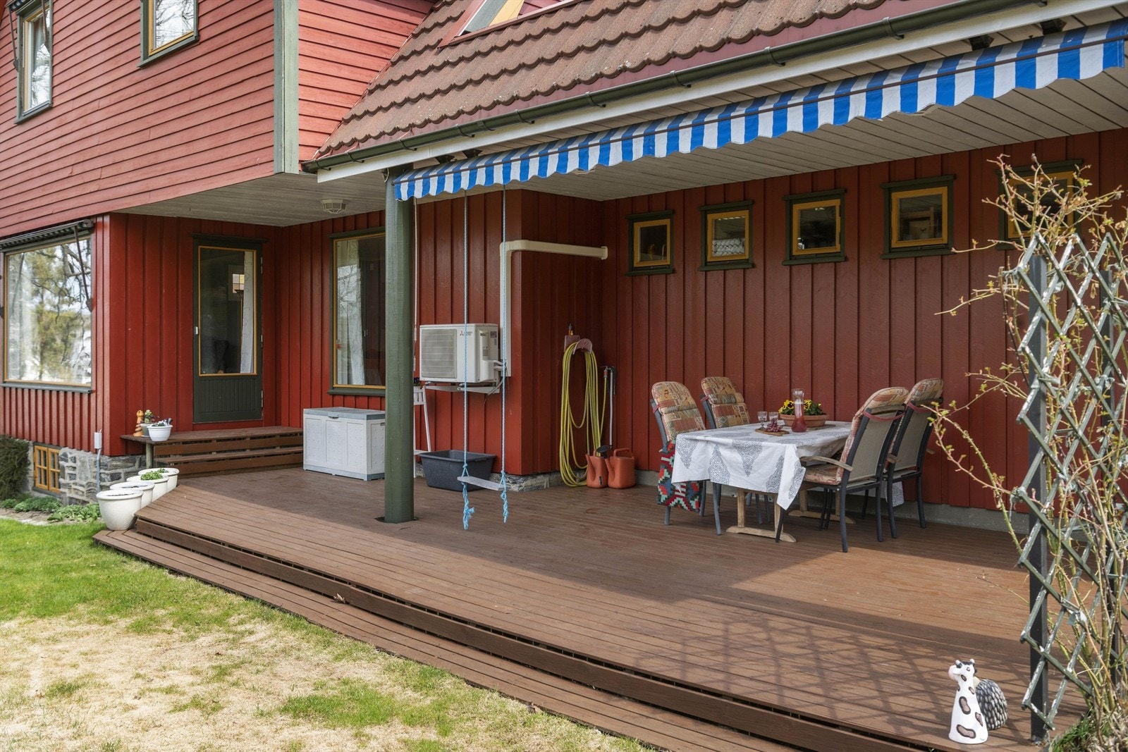 Uteplassen fra stuen er romslig og solrik. Galleribilde