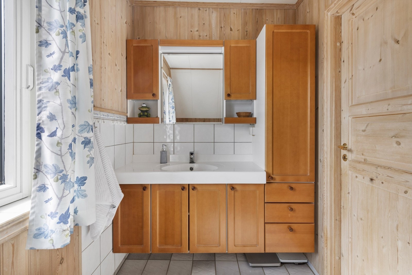 Badet er romslig og har plass til både dusj og badekar. Galleribilde