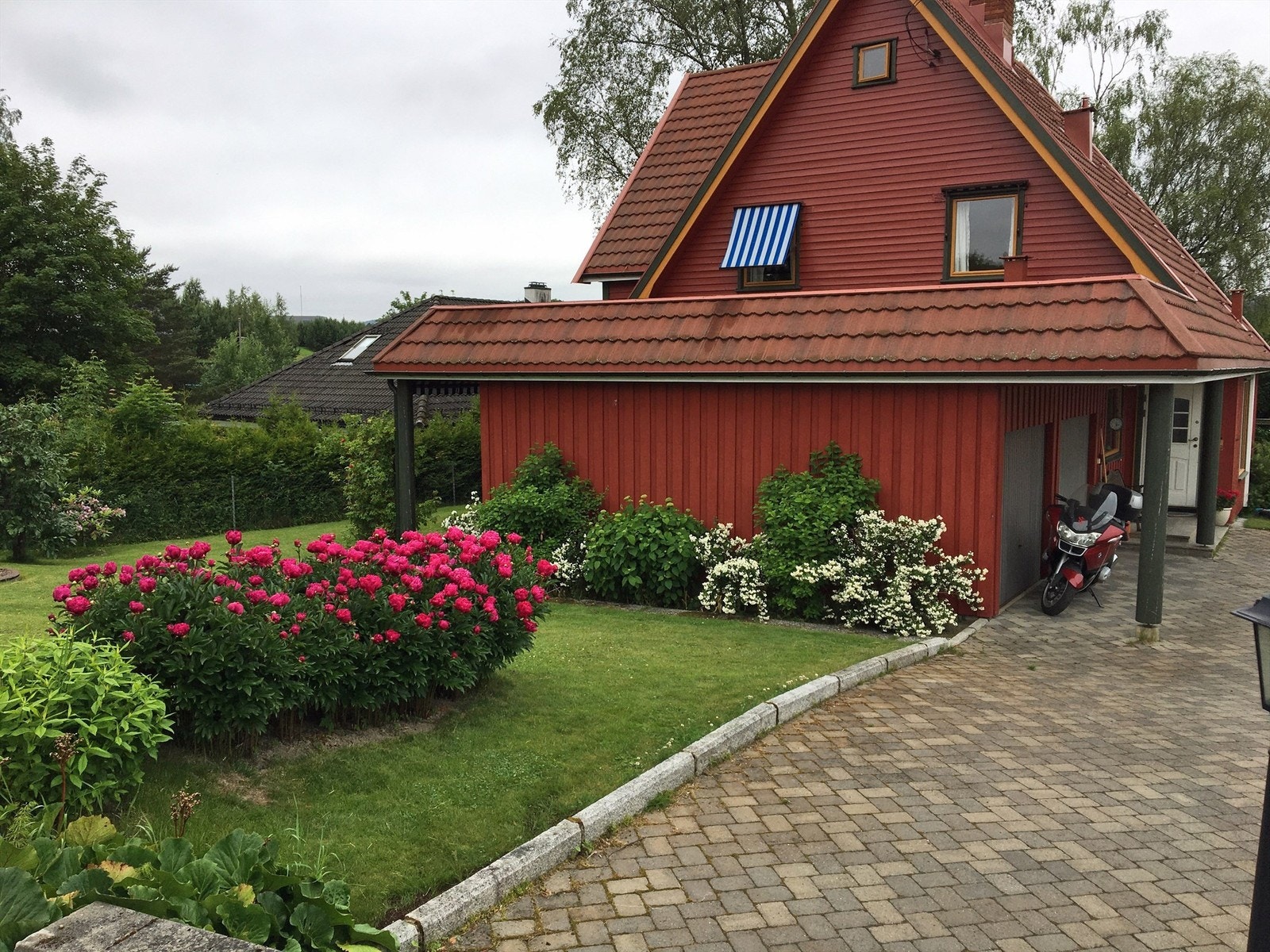 Velstelt uteplass og belegningsstein på gårdsplassen gir dette huset et godt førsteinntrykk. Galleribilde
