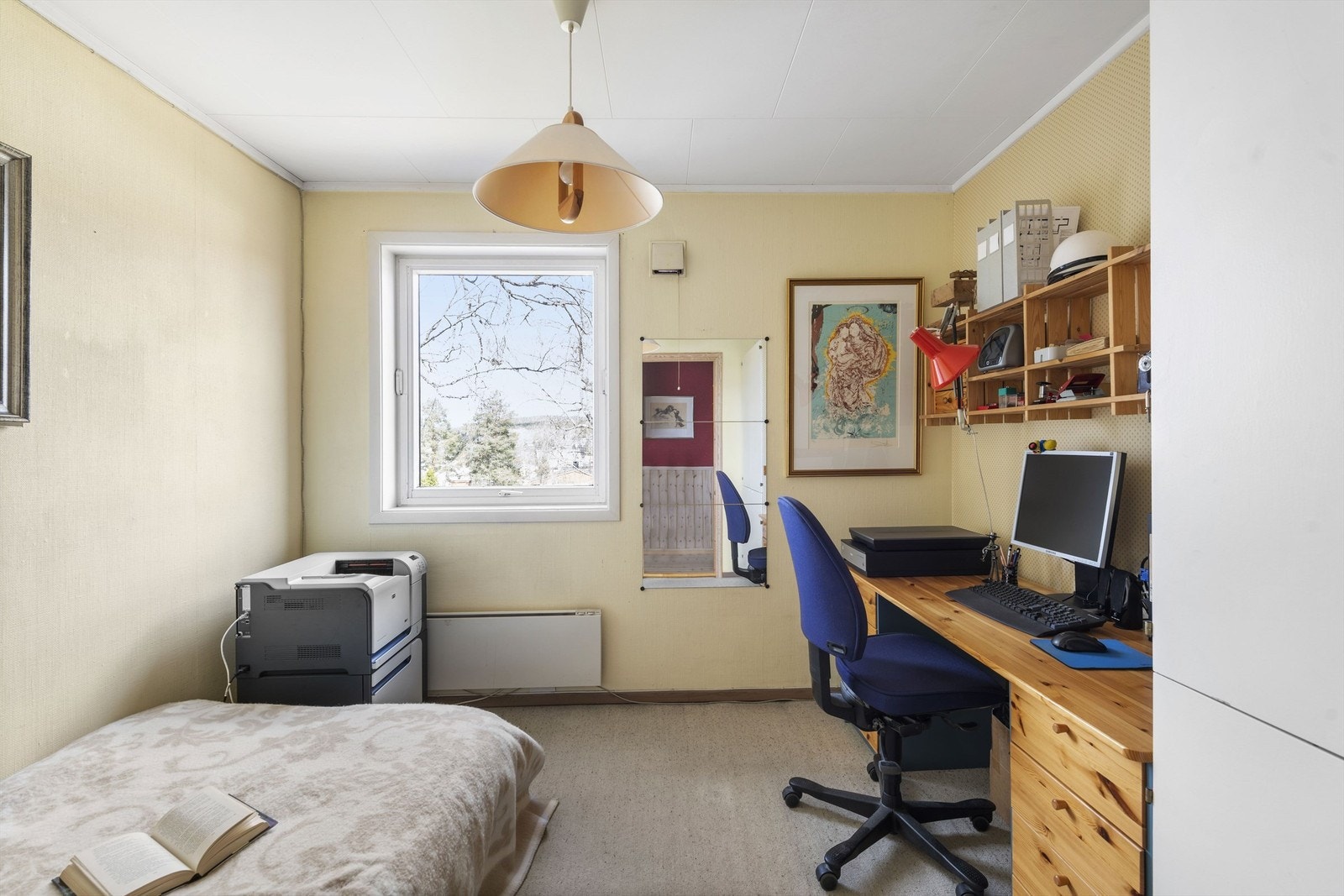 Det er totalt fire soverom i 2. etg. Rommet på bildet kan benyttes som kontor og/eller soverom. Galleribilde