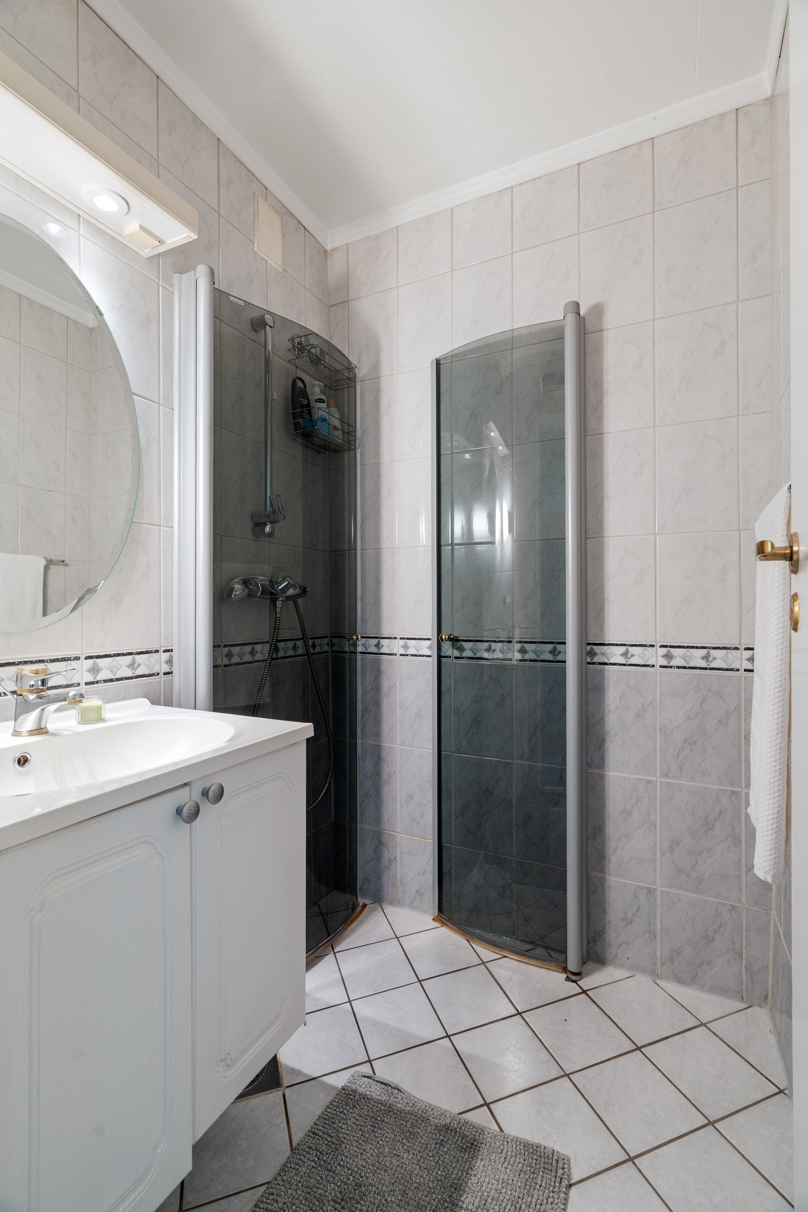 Varmelist på vegg som gir en behagelig varme i rommet. Galleribilde