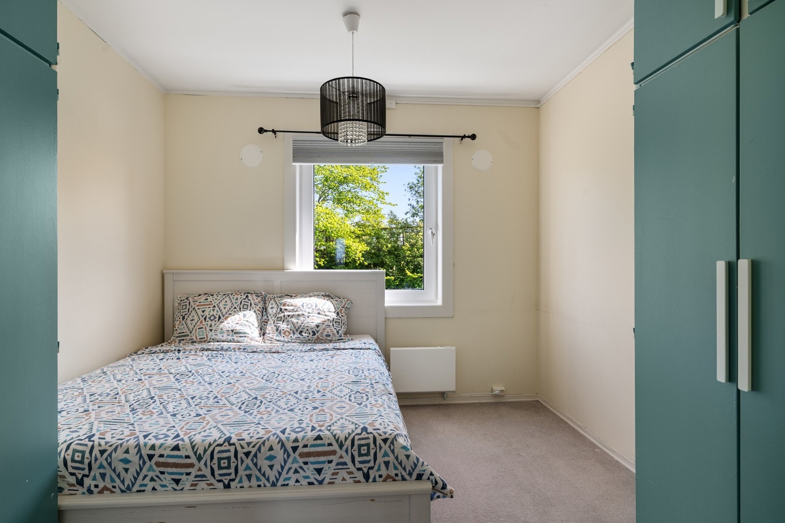 Soverom 2 og også av god størrelse og måler litt over 9 kvm. Medfølgende garderobeskap. Galleribilde