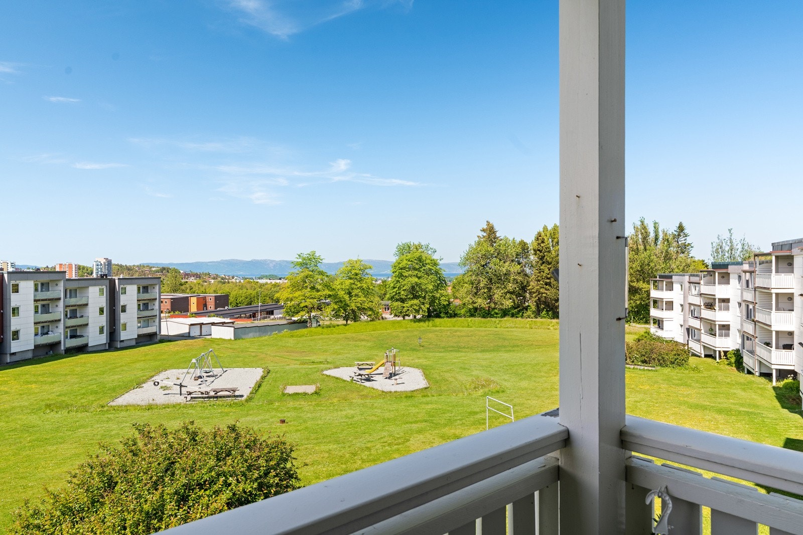 Proaktiv Eiendomsmegling ved Steinar Skaanes ønsker deg velkommen til innholdsrik 3-roms leilighet i 2. etasje Proaktiv Eiendomsmegling ved Steinar Skaanes ønsker deg velkommen til innholdsrik 3-roms leilighet i 2. etasje med herlig utsikt og beliggenhet. Galleribilde