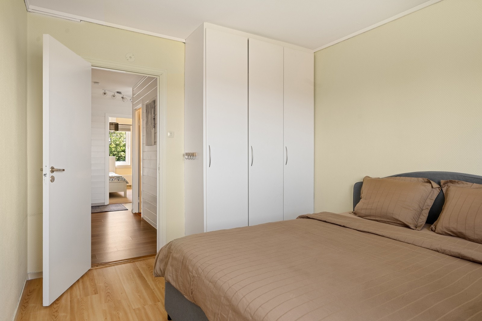 Hovedsoverommet har også medfølgende garderobeskap. Galleribilde