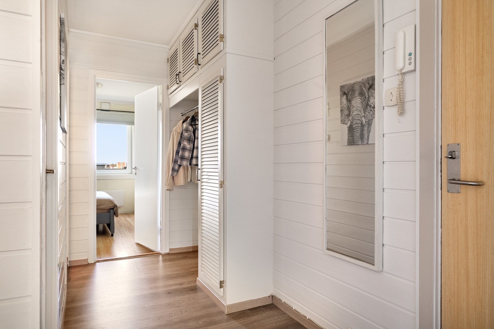 Når man kommer inn i bolgen har man rikelig med garderobemuligheter i en stor og åpen entré/gang. Galleribilde