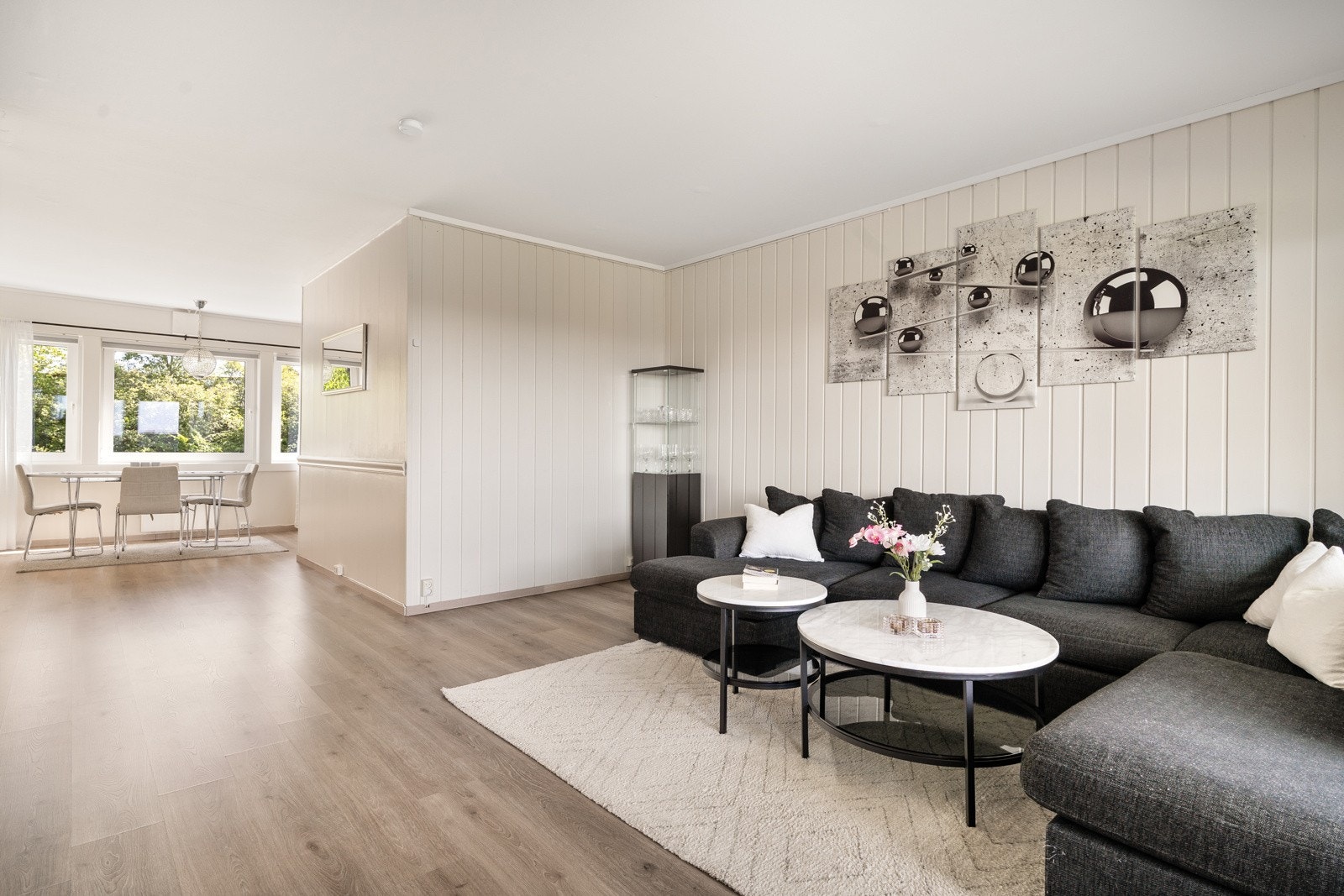 Stuen er lys og trivelig og av generøs størrelse og har plass for diverse møblement. Galleribilde