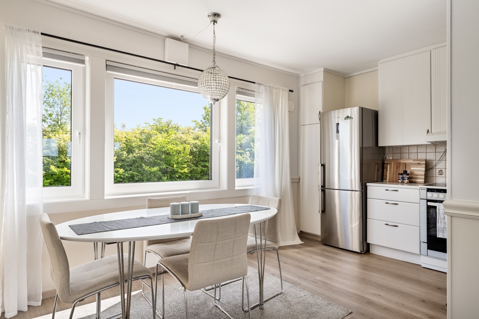 Ved kjøkkenet er det god plass for en stor spisestue. Her kan man samle venner og familie til gode måltider og hyggelige spillkvelder. Galleribilde