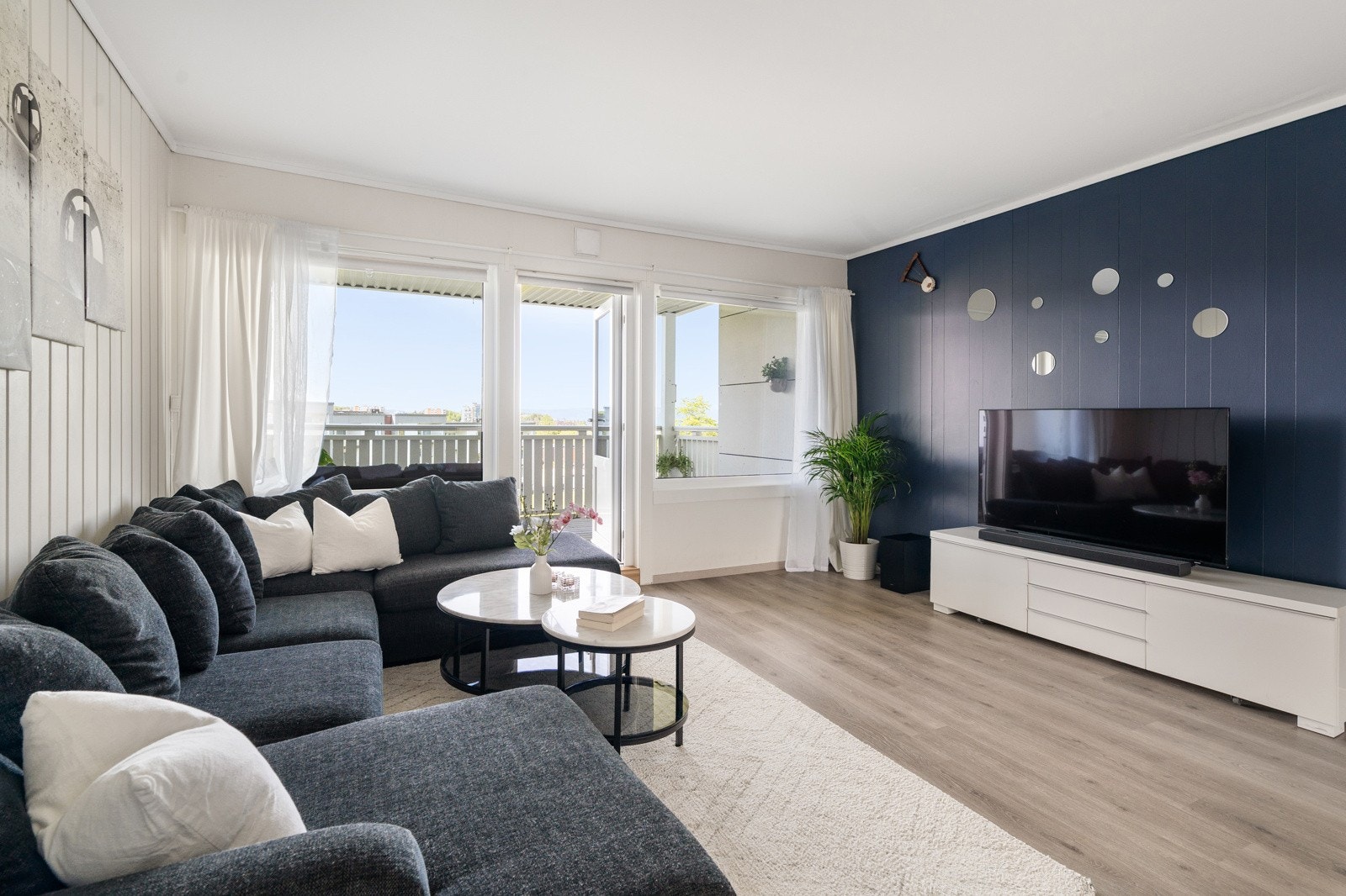 På stuen har man også uttak for kabel-tv og internett som er inkludert i de månedlige felleskostnadene. Galleribilde