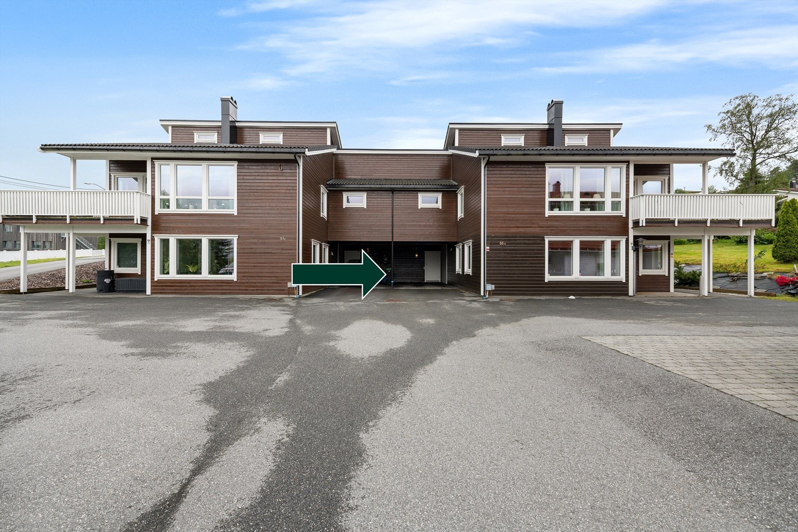 Boligen har egen carport som gir trygg og snøfri parkering. I bakkant av carporten ligger en bod på 5 kvm Galleribilde