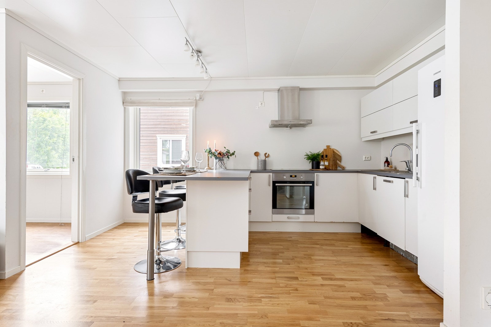 Romslig kjøkken fra Sigdal med åpen løsning mot stue og praktisk barløsning. Sokkel er ferdig montert Galleribilde