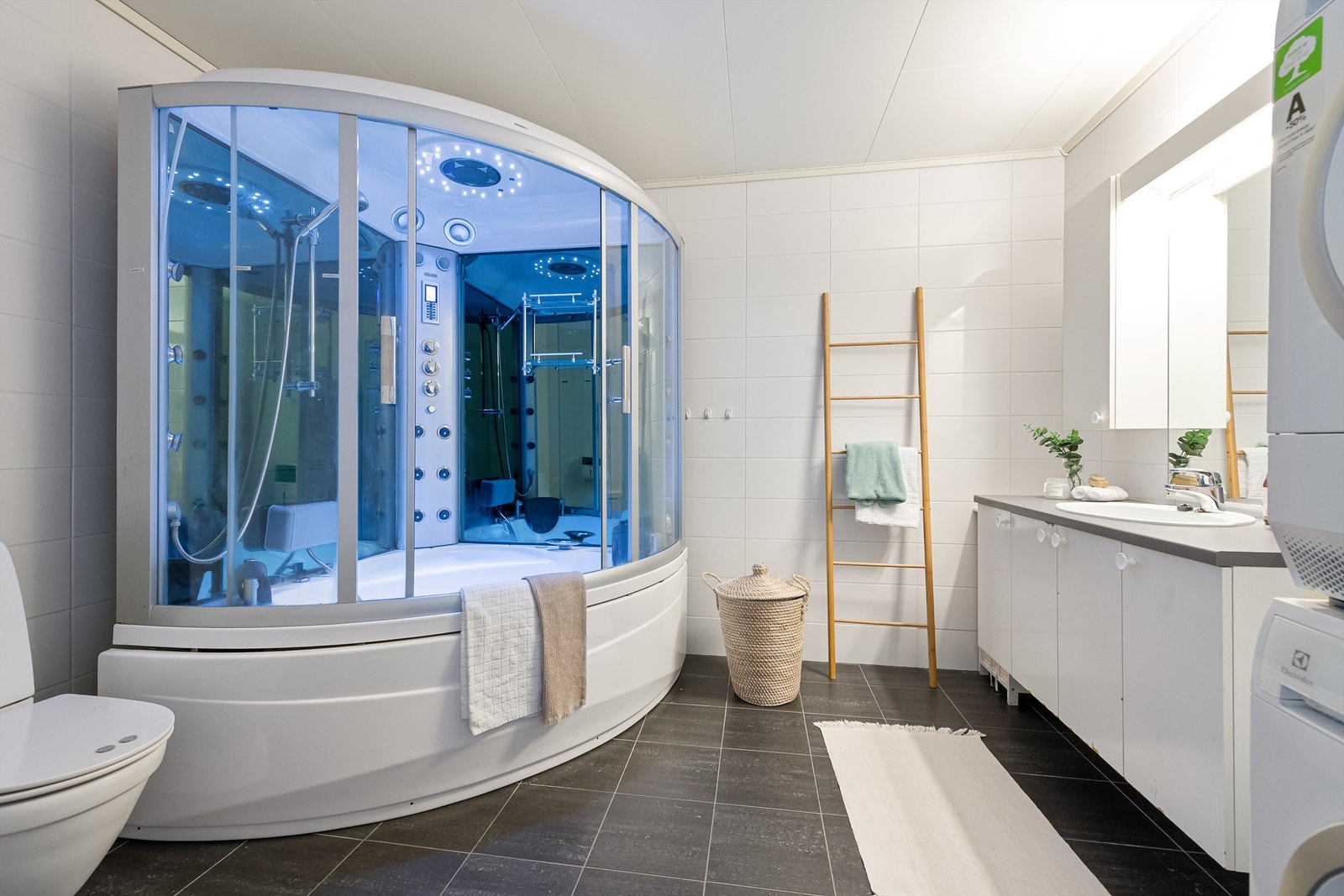 Flislagt og tidløst bad med behagelig gulvvarme Galleribilde