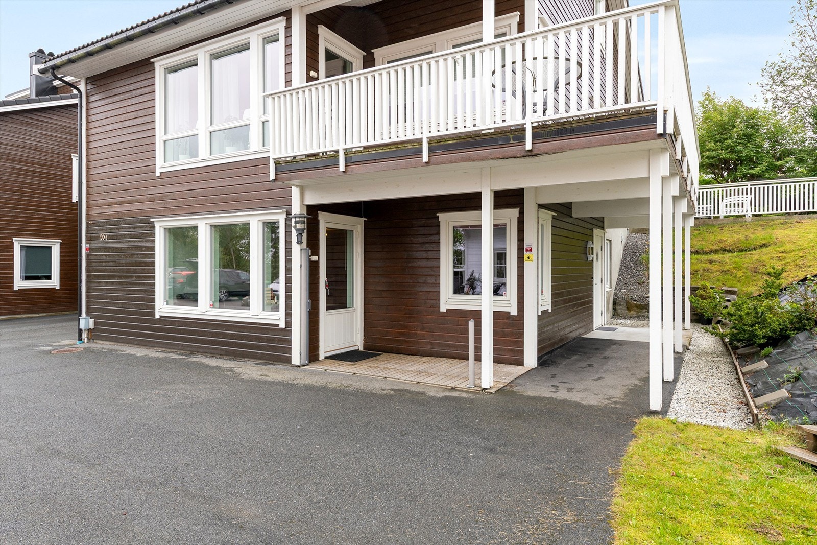 Boligen har en sentral beliggenhet i et rolig og etablert boligområde like vest for Moa Galleribilde