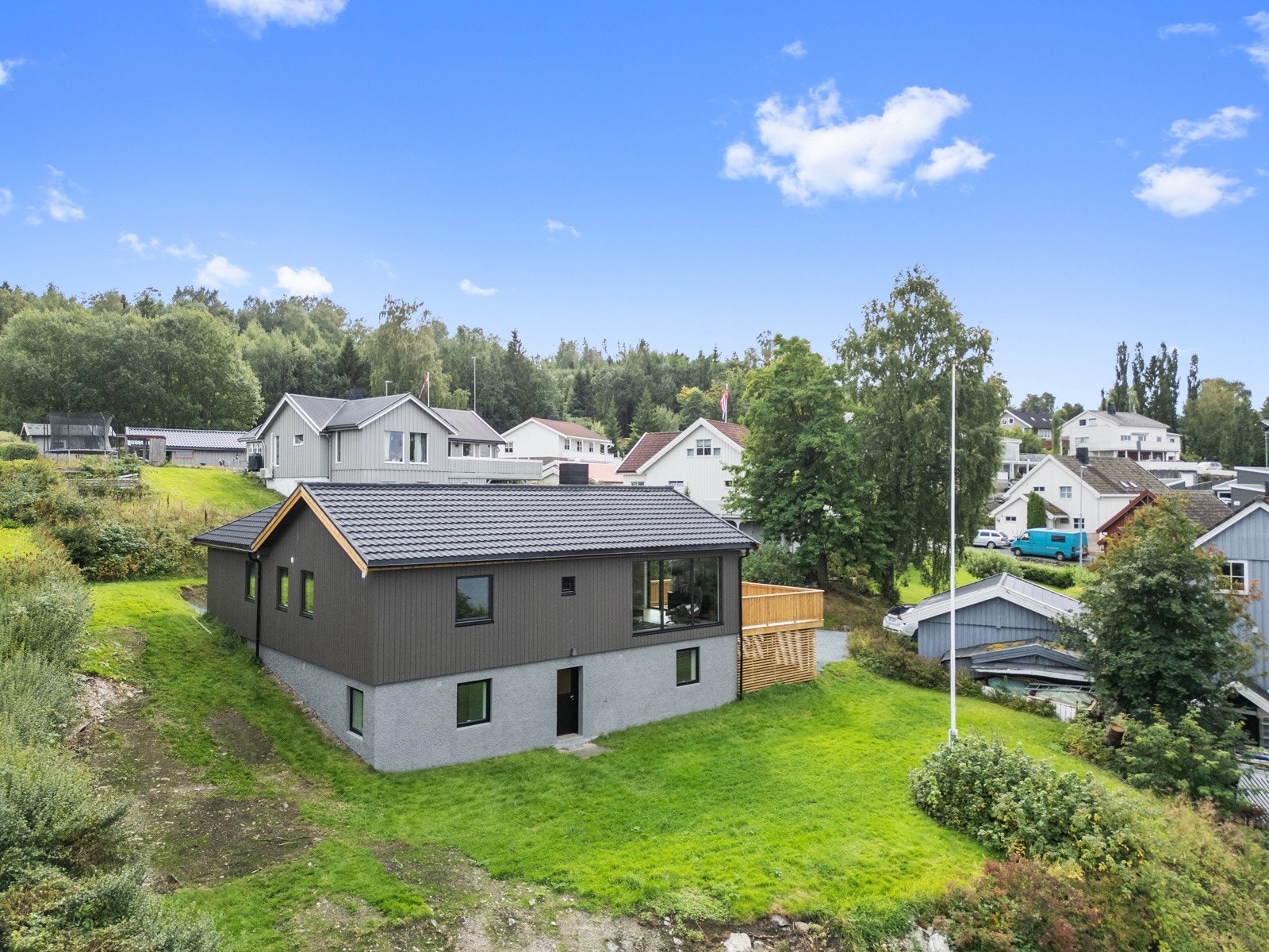 Hage i framkant av boligen. Galleribilde