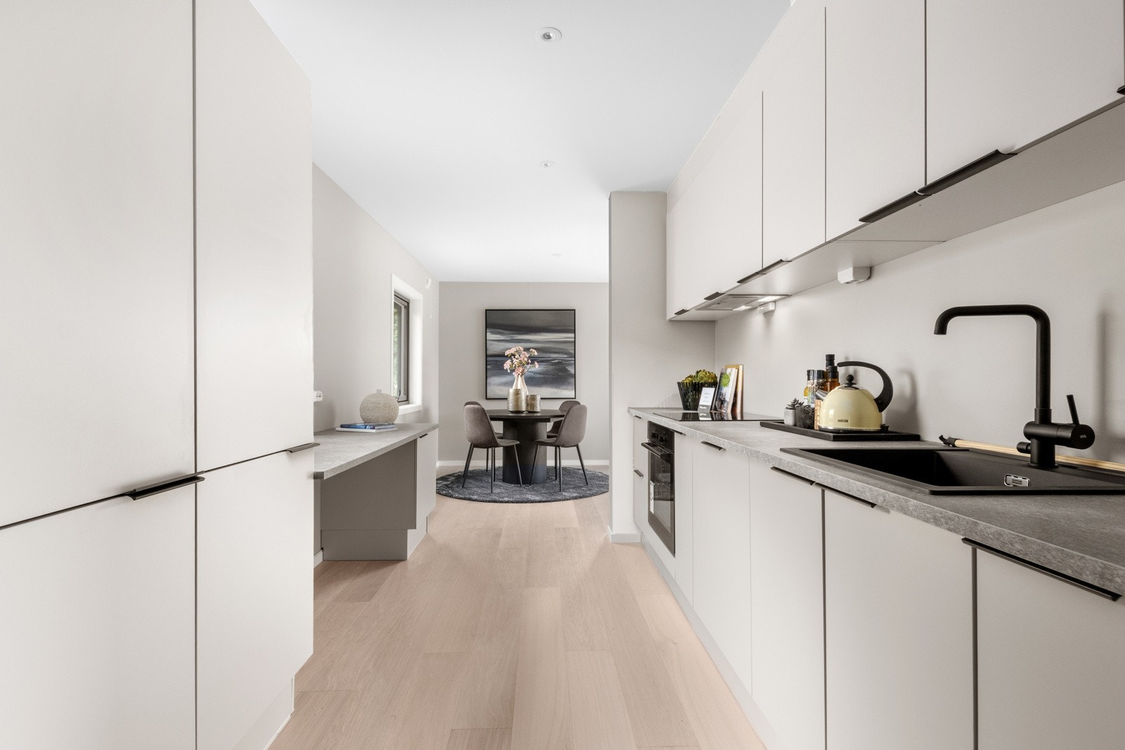 Kjøkken med integrerte hvitevarer som medfølger. Galleribilde