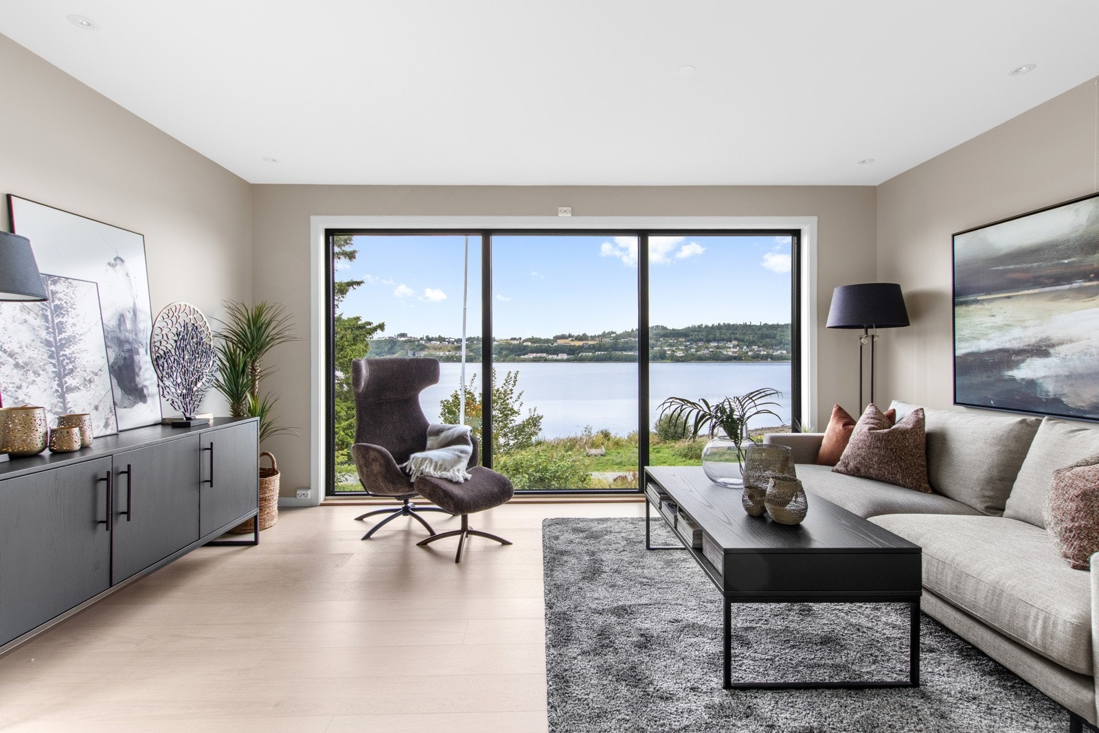 Alle overflater i 1 etasje er også nye. Galleribilde